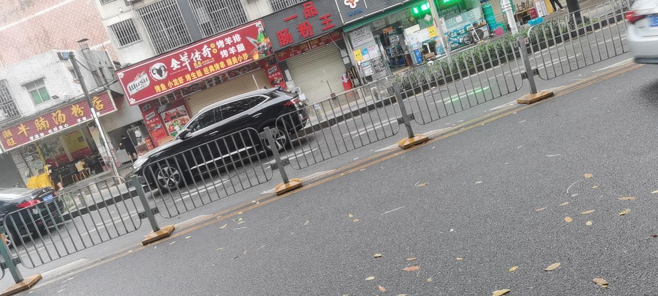 比亚迪宋PLUS EV 下雨天的宋ev真美