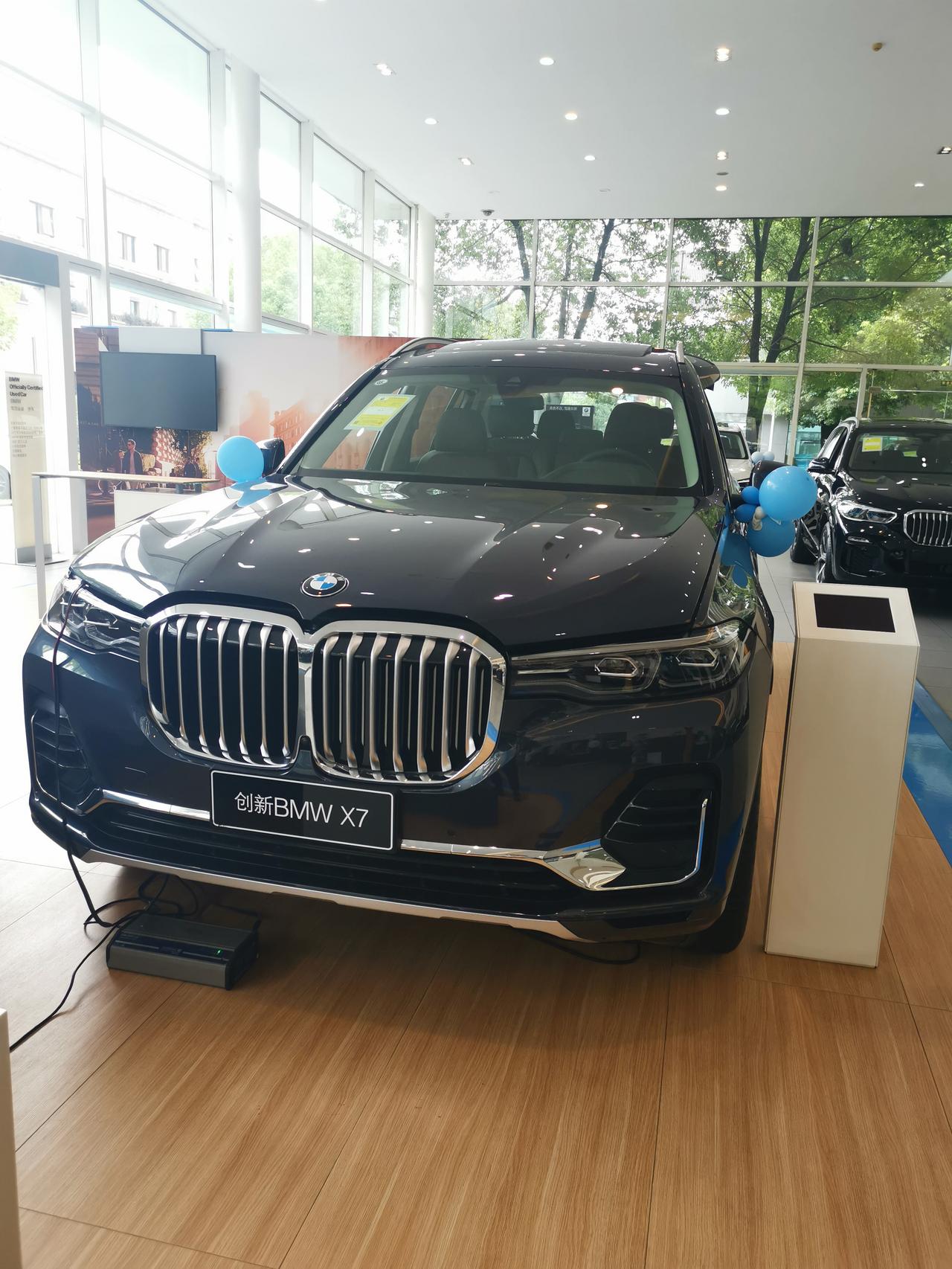 宝马X7 x7和新7行政都是120+，为什么落地7系就只能卖80？而X7还可以卖100？