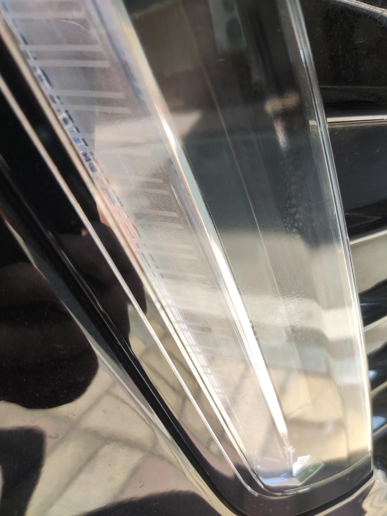 凯迪拉克CT6 大灯里面一个个泡泡是什么怎么回事，求指教