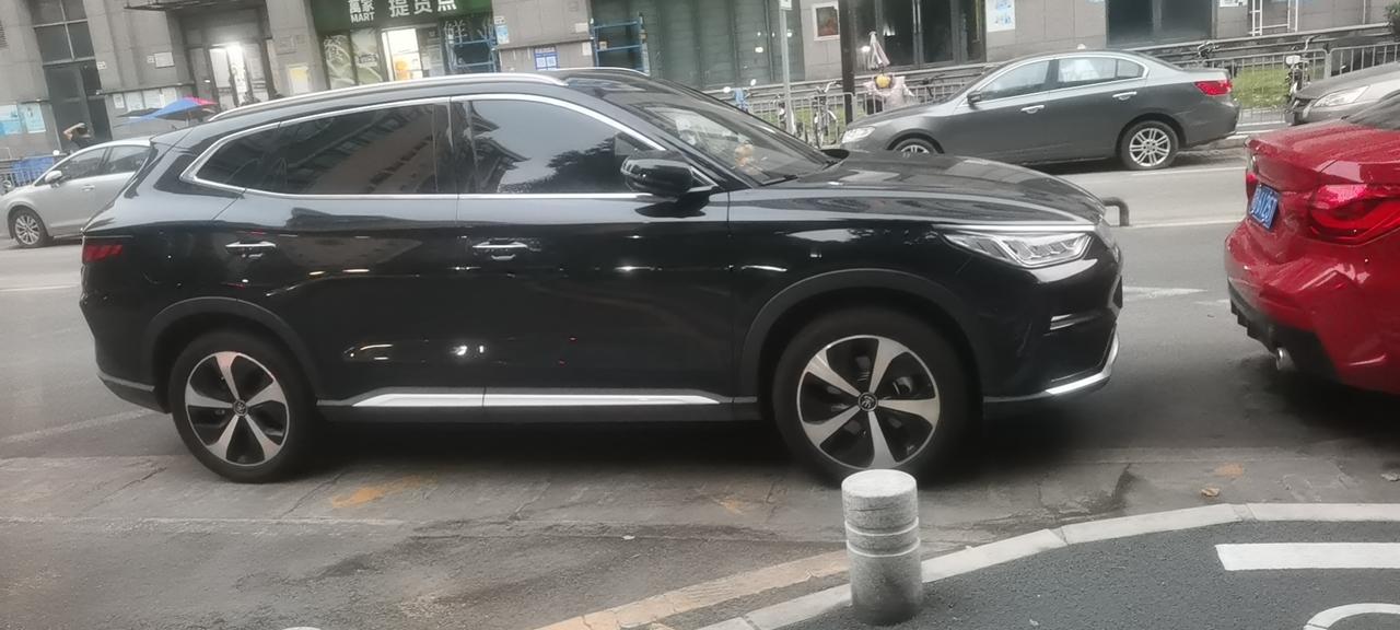 比亚迪宋PLUS EV 下雨天的宋ev真美