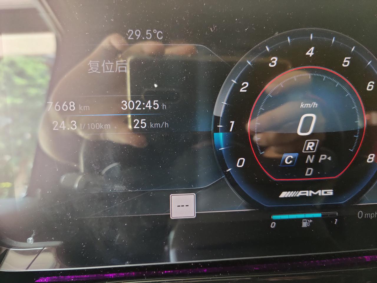 奔驰G级AMG 请问图中白色框框怎么消掉
