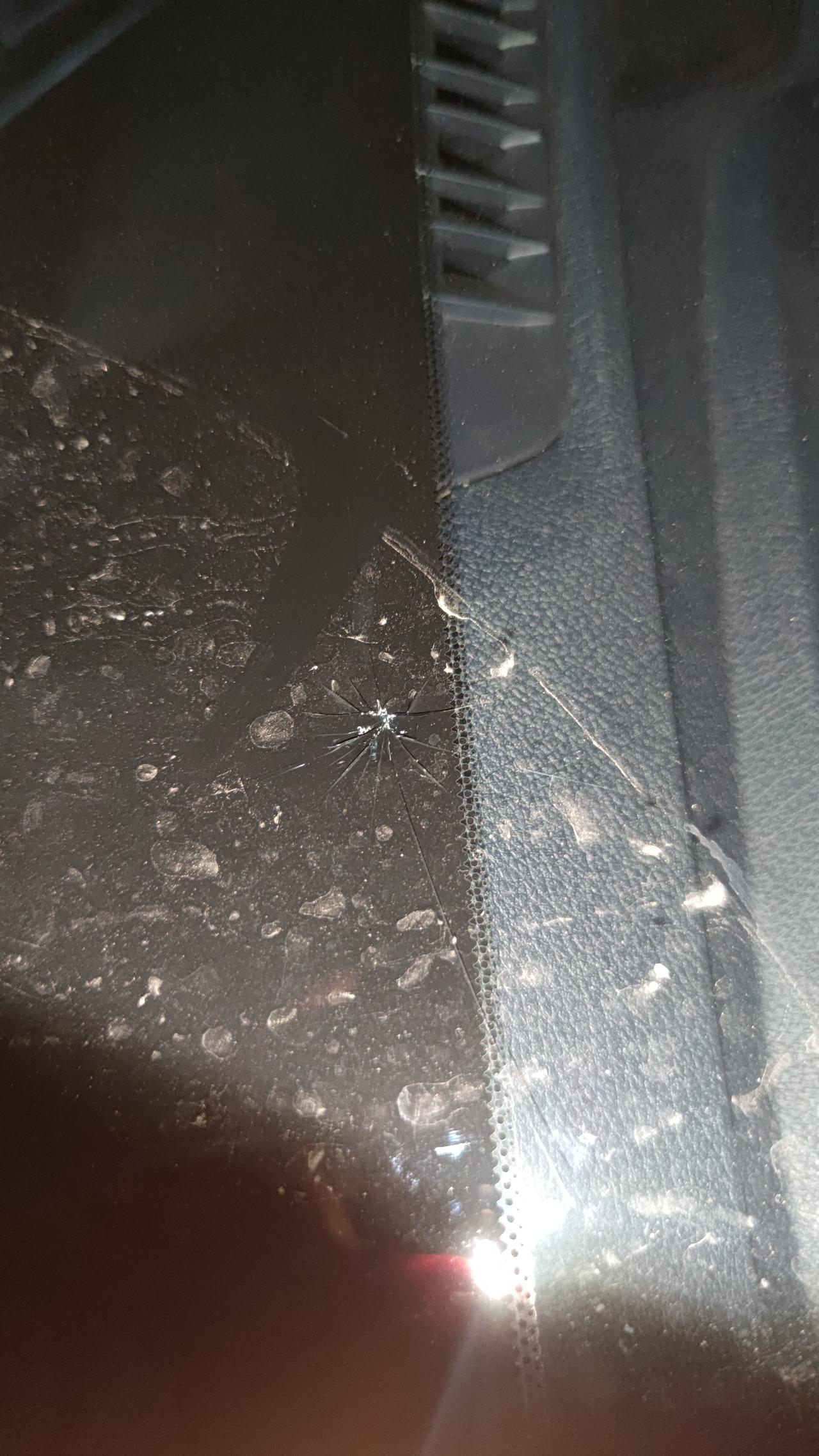 比亚迪宋PLUS EV 北京的车友 昨晚冰雹受伤了吗 怎么处理的？昨晚丰台冰雹，车在地面，车上今天大小20来个坑，前档玻