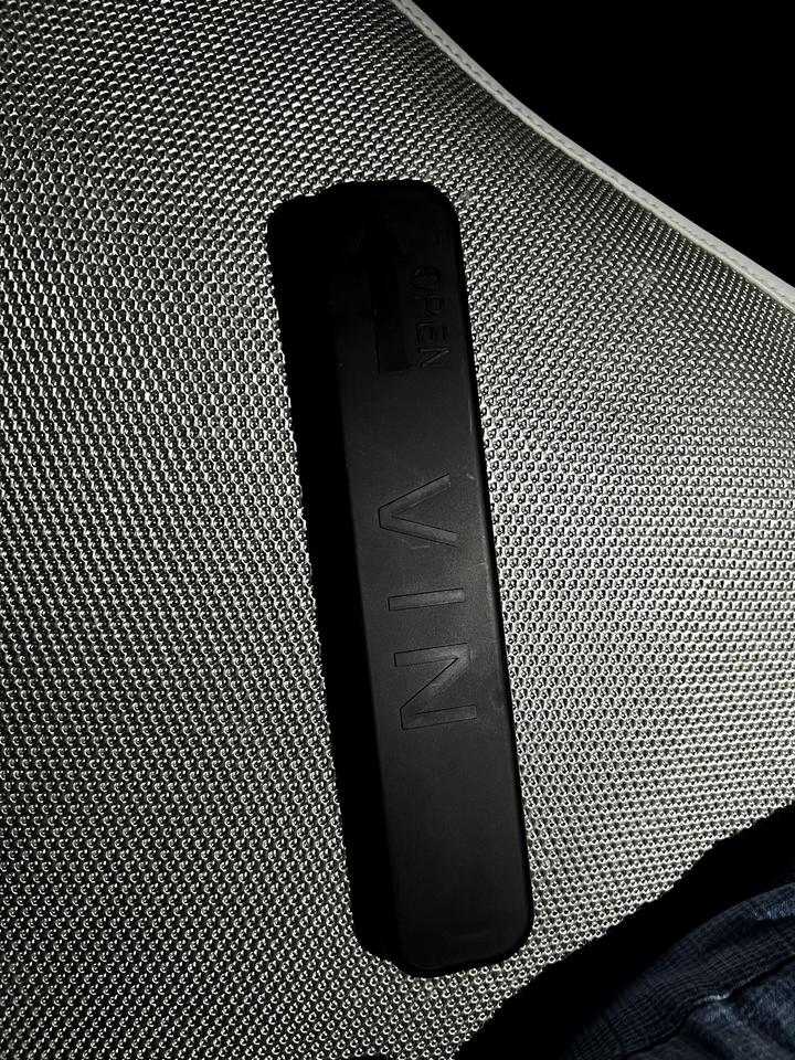 比亚迪宋PLUS EV 宋pkus新车上放的一个东西，有谁知道这是应该安在哪的一个盖子么