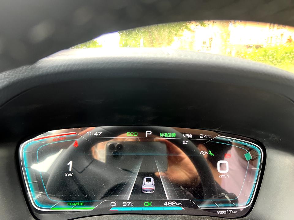 比亚迪宋PLUS EV 新提的宋plus ev 仪表盘一直显示红色的boost的灯，是正常现象吗？