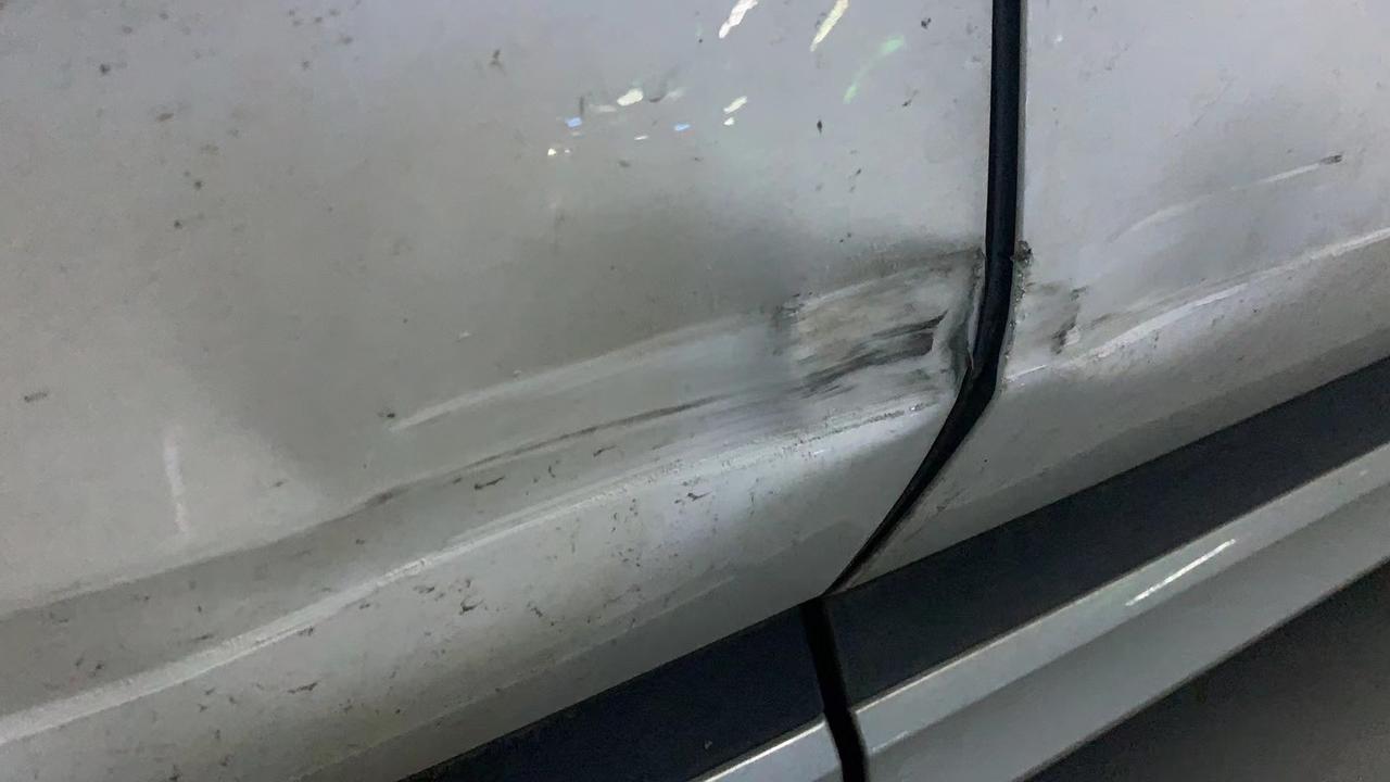 比亚迪宋PLUS EV 兄弟们，车门被路墩子蹭了怎么办？去4s店吗？要走保险吗？