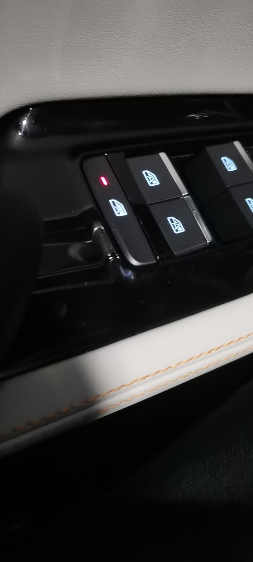 比亚迪宋PLUS EV 这个窗户锁我是关闭了 怎么副驾驶自己还可以手动关闭
