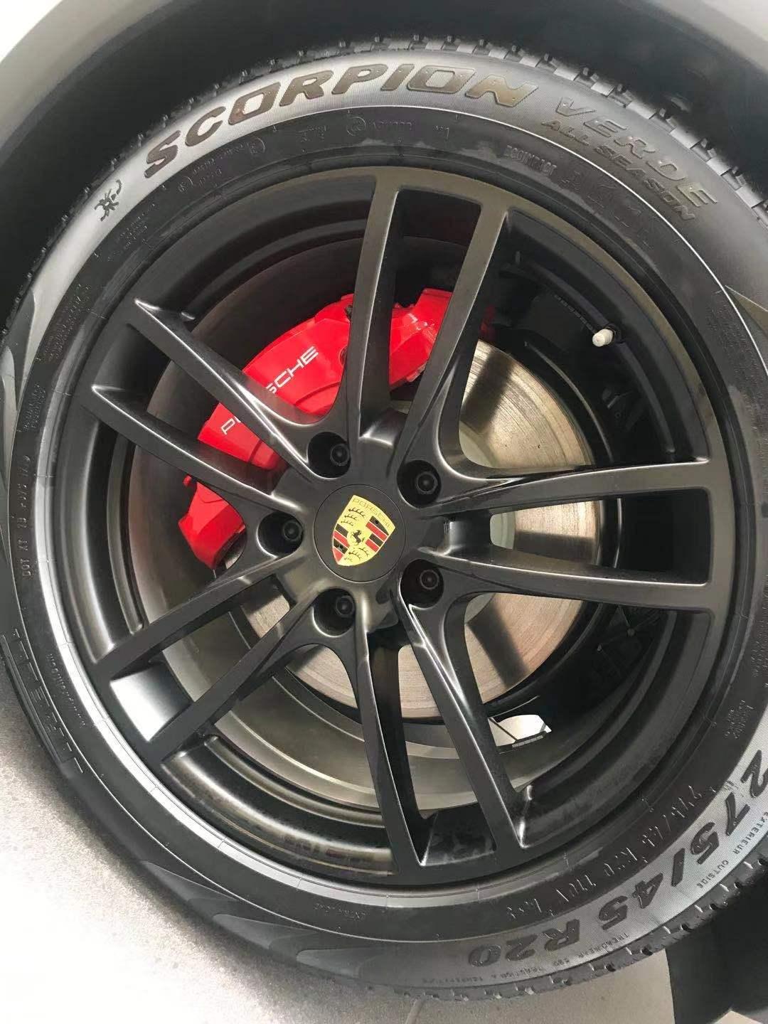 保时捷Panamera 哑灰色的车！轮毂是鸟巢的大家觉得是亮黑色更搭更好看还是哑光黑呢！图一亮黑 图二哑光！我太纠结了麻