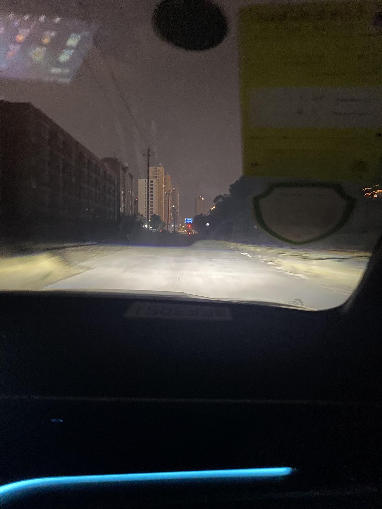 比亚迪宋PLUS EV 车子夜里打开近光，远光，副驾那一面灯光比主驾那一面灯光要远，请问是什么原因？