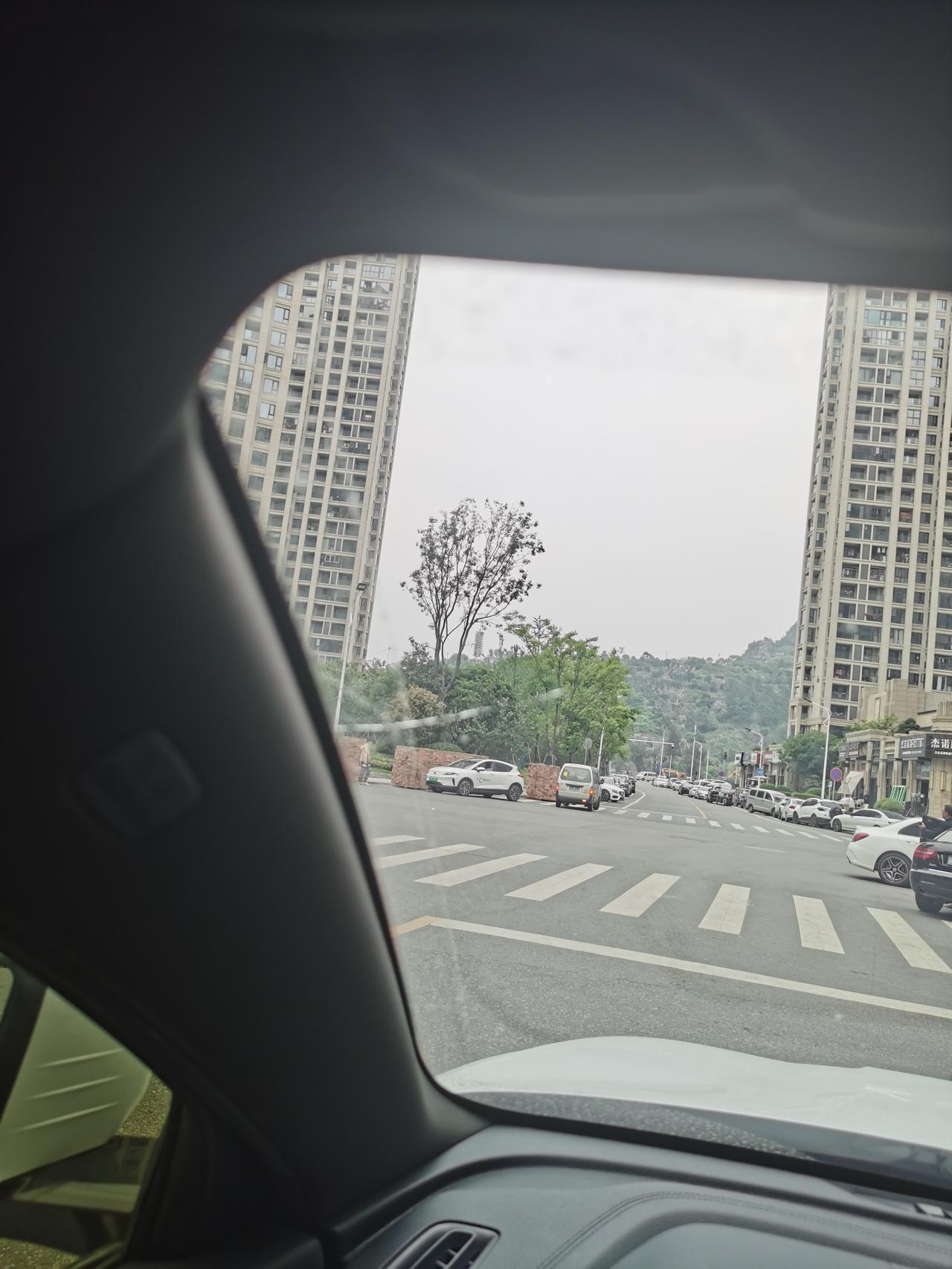 比亚迪宋PLUS EV 我的宋PLUSEV高配版的，前几天挡风玻璃被石子蹦裂了，想换一个新玻璃，不知道换那个品牌靠谱，多