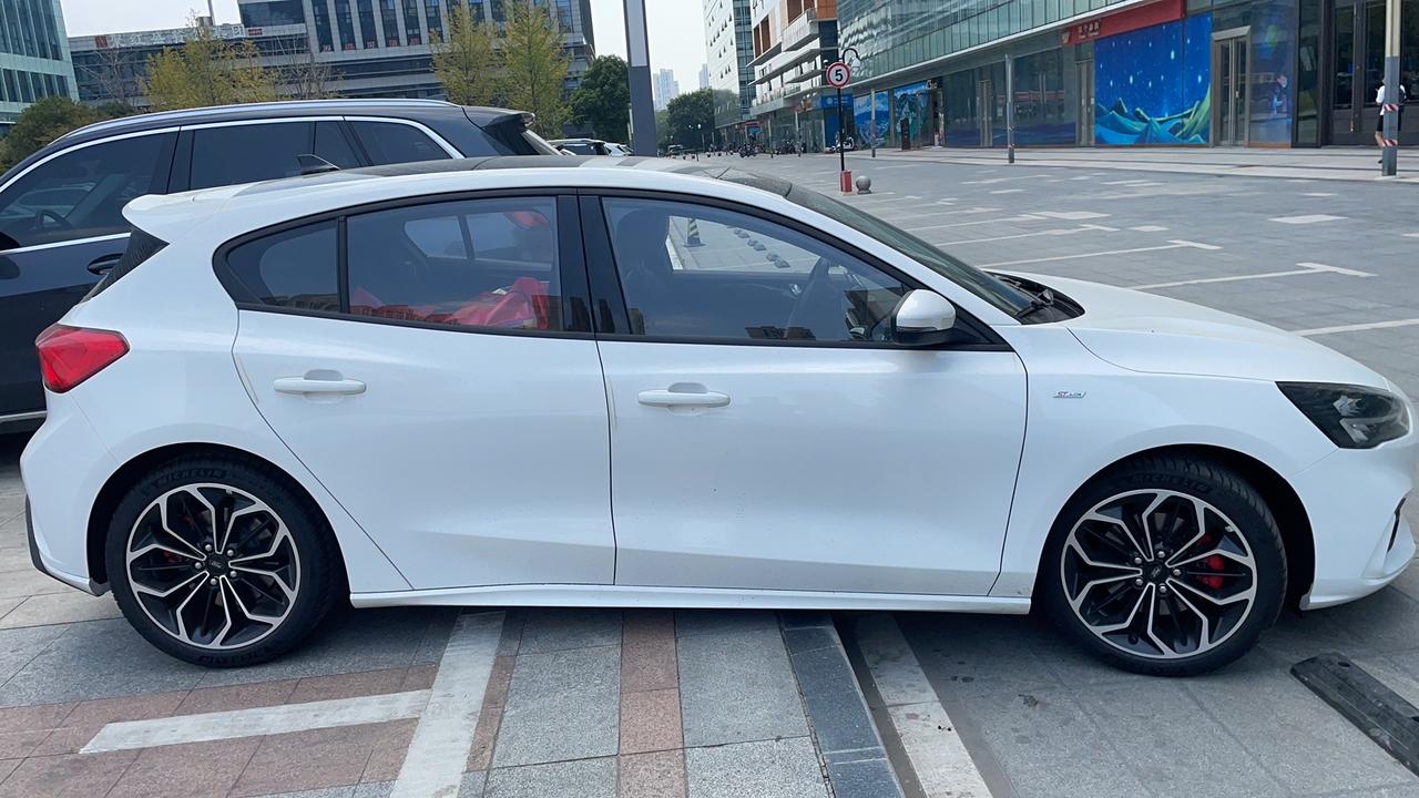 福特福克斯 老哥们 今天停车，不小心直接从马路牙子上干下去了，看了下隔热板翘起来了，SSSS能帮忙修复么