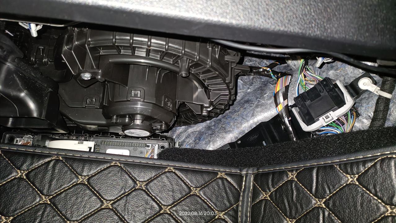 福特福克斯 车友们，我是21款锋潮版，提车2个月，今天才发现副驾驶脚踏位置的上面没有盖板，直接可以看到/摸到这些电子元件