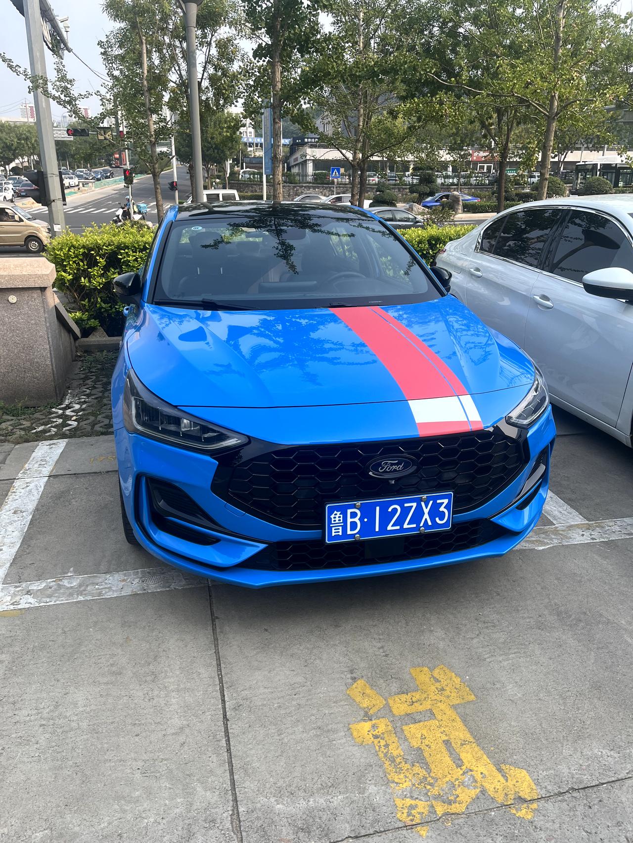 福特福克斯 兄弟们都买的啥颜色啊，我想买蓝色加版画跟4s店试驾车这样，推荐这个色吗？
