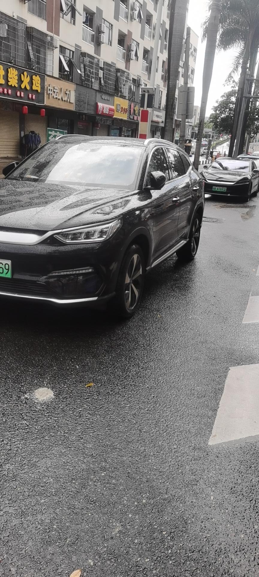 比亚迪宋PLUS EV 下雨天的宋ev真美