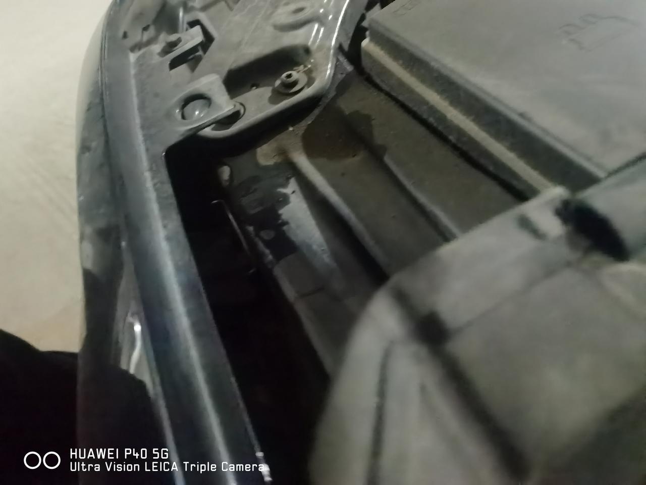 19款速腾   呲玻璃水  顺着挡风玻璃下面的缝隙往发动机舱 渗水  一直能 流到  前大灯位置 正常吗 存在安全隐患吗