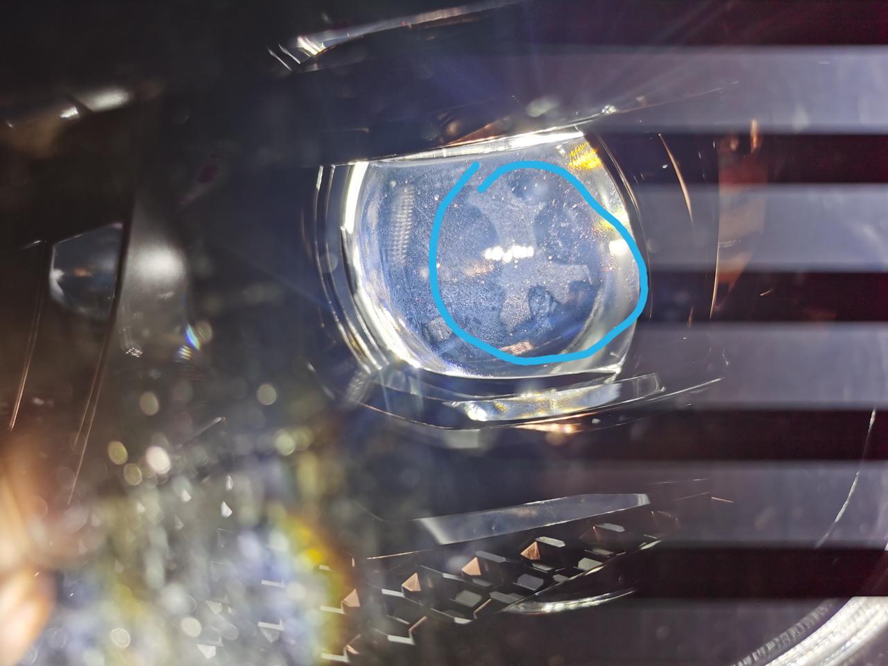 19款速腾1.4t，大灯的灯泡上面有类似水印情侣，请大神解答。现17000公里！