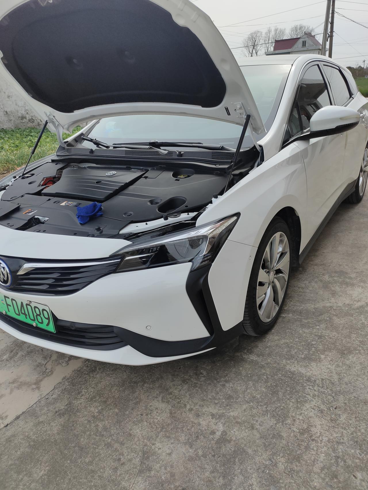 别克微蓝6 PHEV 别克P6机油盖为什么拧不开？只能很轻松的，左右转半圈。想拧开，我用老虎钳都拧不开。有哪个兄弟自己在