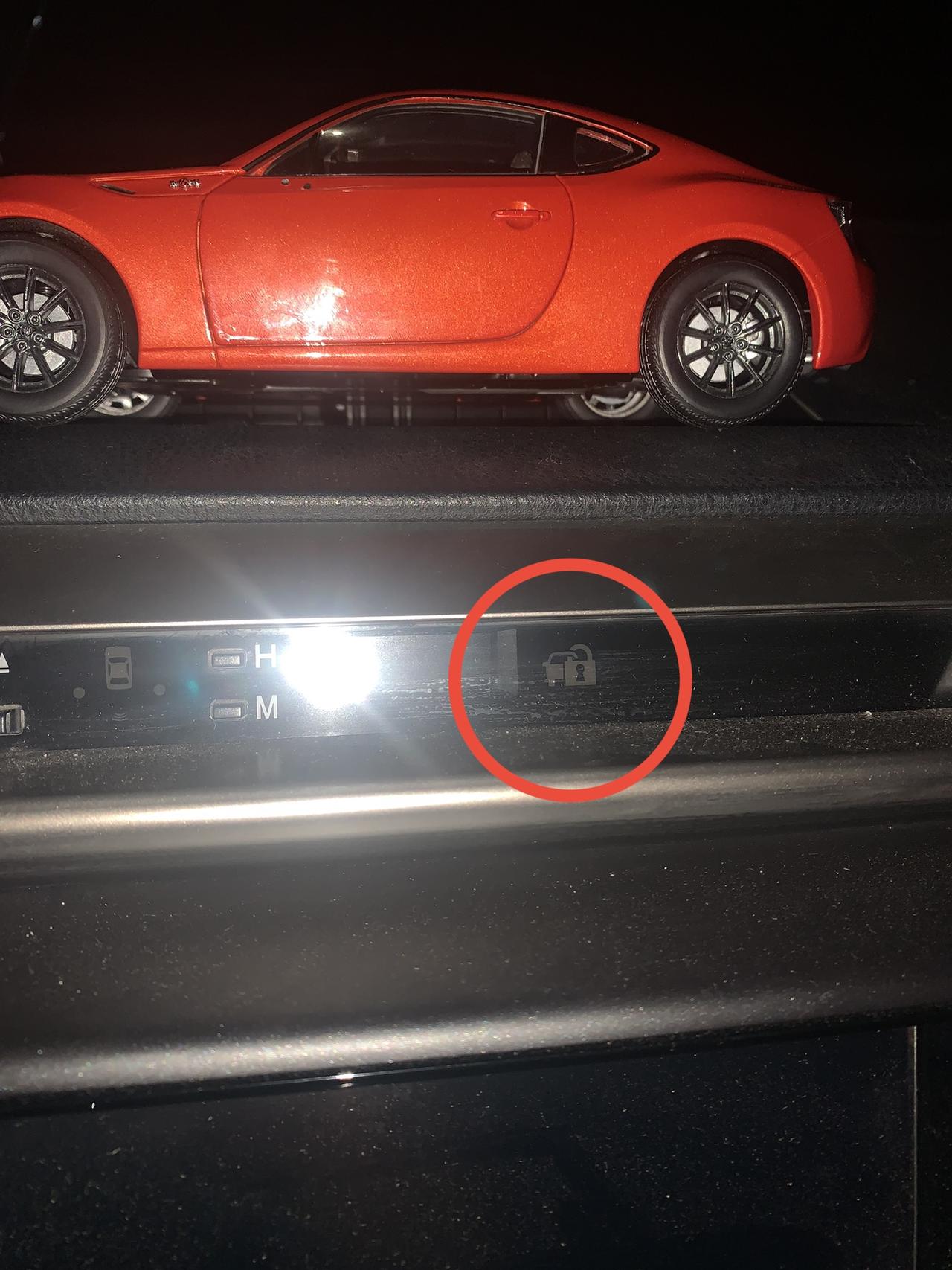 丰田RAV4荣放 14款荣放这个灯在一直闪是怎么回事，插上钥匙就不闪了，一拔掉钥匙就开始闪，车锁了也在闪，求懂的大佬指导