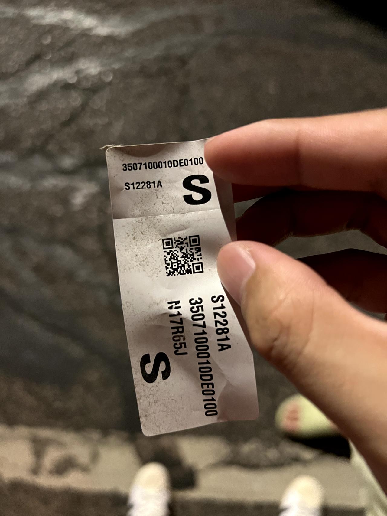 长安UNI-V 今天发现车后面有异响，听起来是后轮，然后从后轮的两个轮胎里发现了这种贴纸，撕下来还是响有没有懂得人说下这