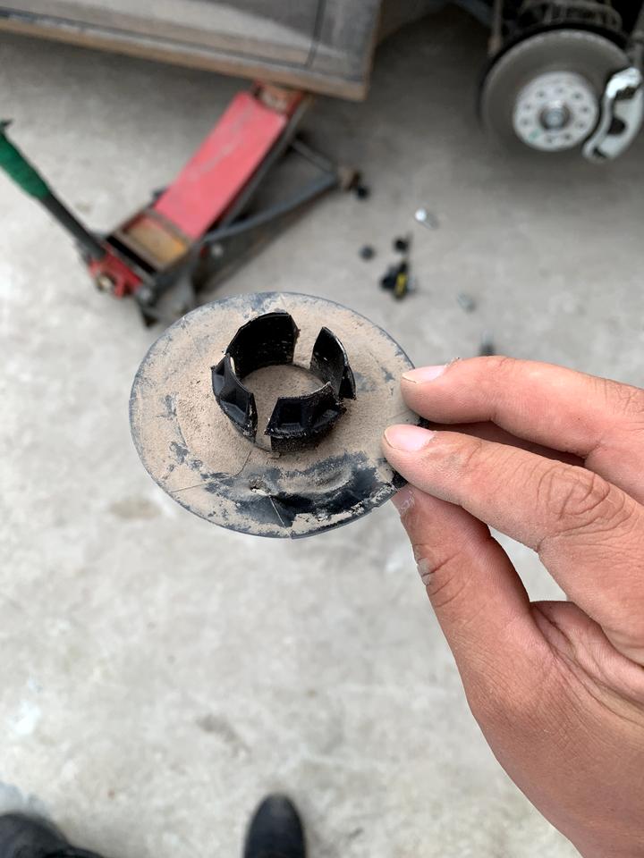 大众速腾 我问下这个前悬挂后面的那个小圆圈盖子叫什么名字，我的坏了想重新买一个