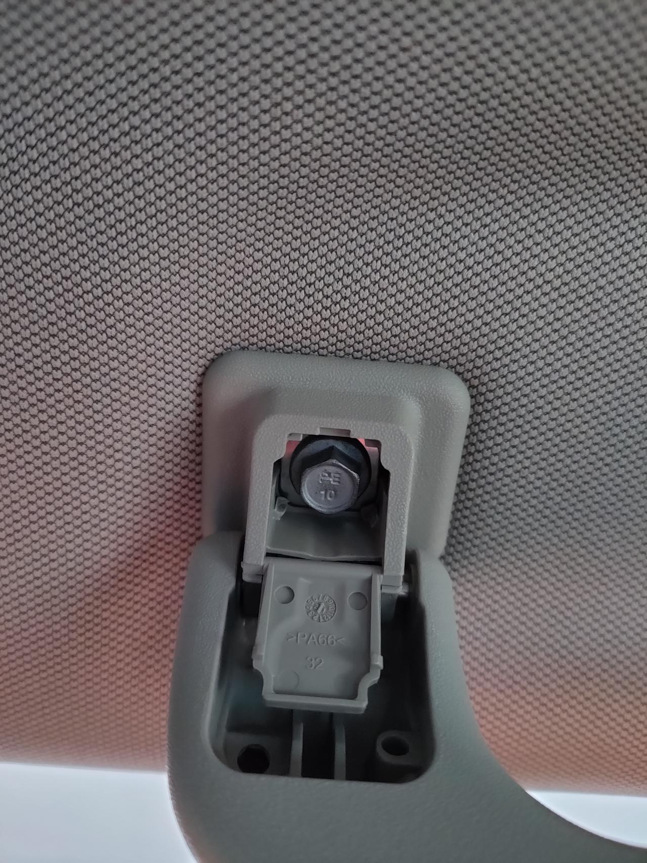别克微蓝6 PHEV 买的低配的车，都挺满意的。就是后排没有阅读灯，尤其晚上上车不方便。想问下，后排扶手这个地方不知道能