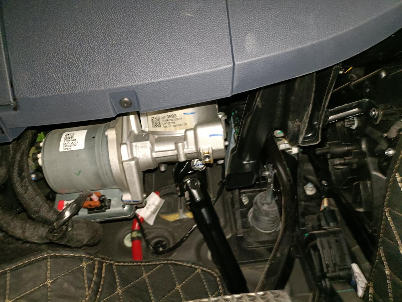 别克微蓝6 PHEV 请问你们的车主驾那里有静音板吗？我怎么感觉是是厂家忘记装了呢？正常车不是都有的吗？就是油门上方，需