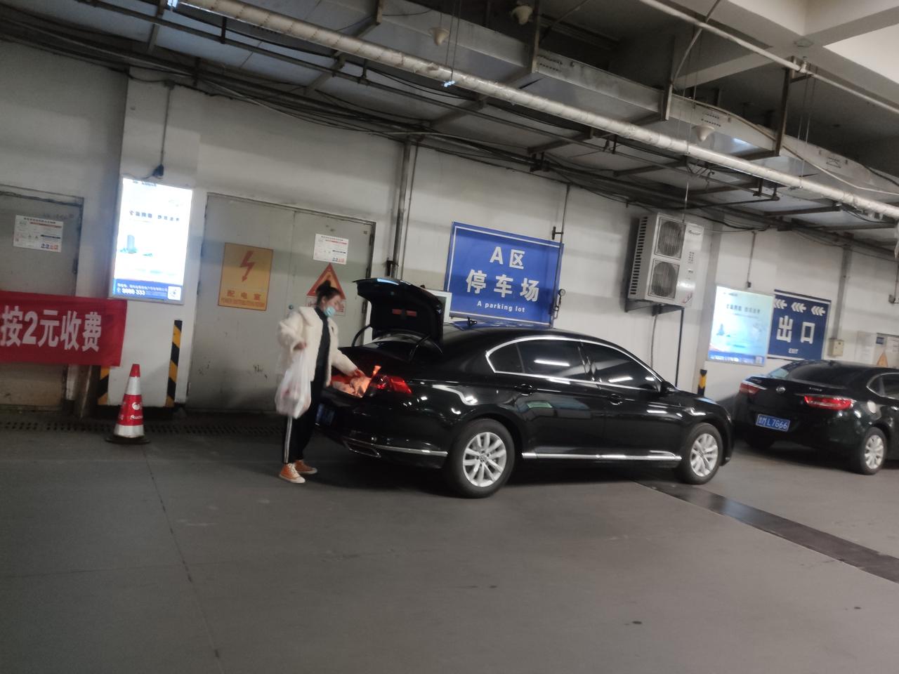 大众迈腾 很慢的速度行驶在稍微不是很平的路上 会听到不知道哪有很小声的咯吱咯吱的响 总感觉是天窗附近 ，这是天窗意向么 