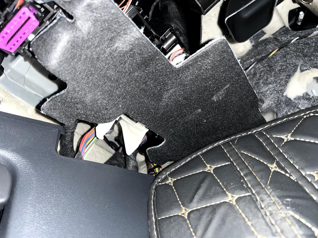 23款速腾超越版 刹车旁边和上面都有这么多线路裸露在外面 问了销售说出厂就这样 你们也是这样吗
