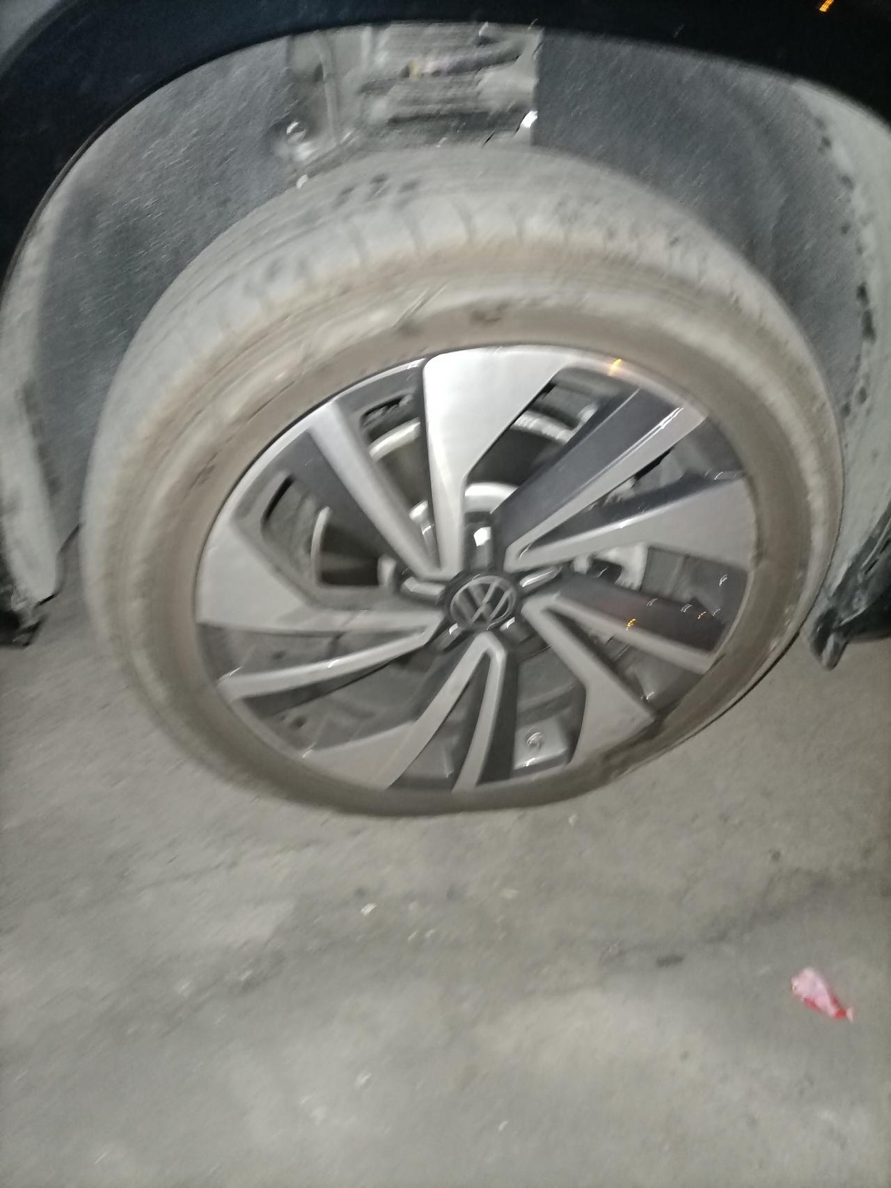 大众探岳X 问问各位车友们，一条轮胎废了多少钱一条，你们有换过吗，品牌是邓禄普，就想知道价钱，以免被人坑