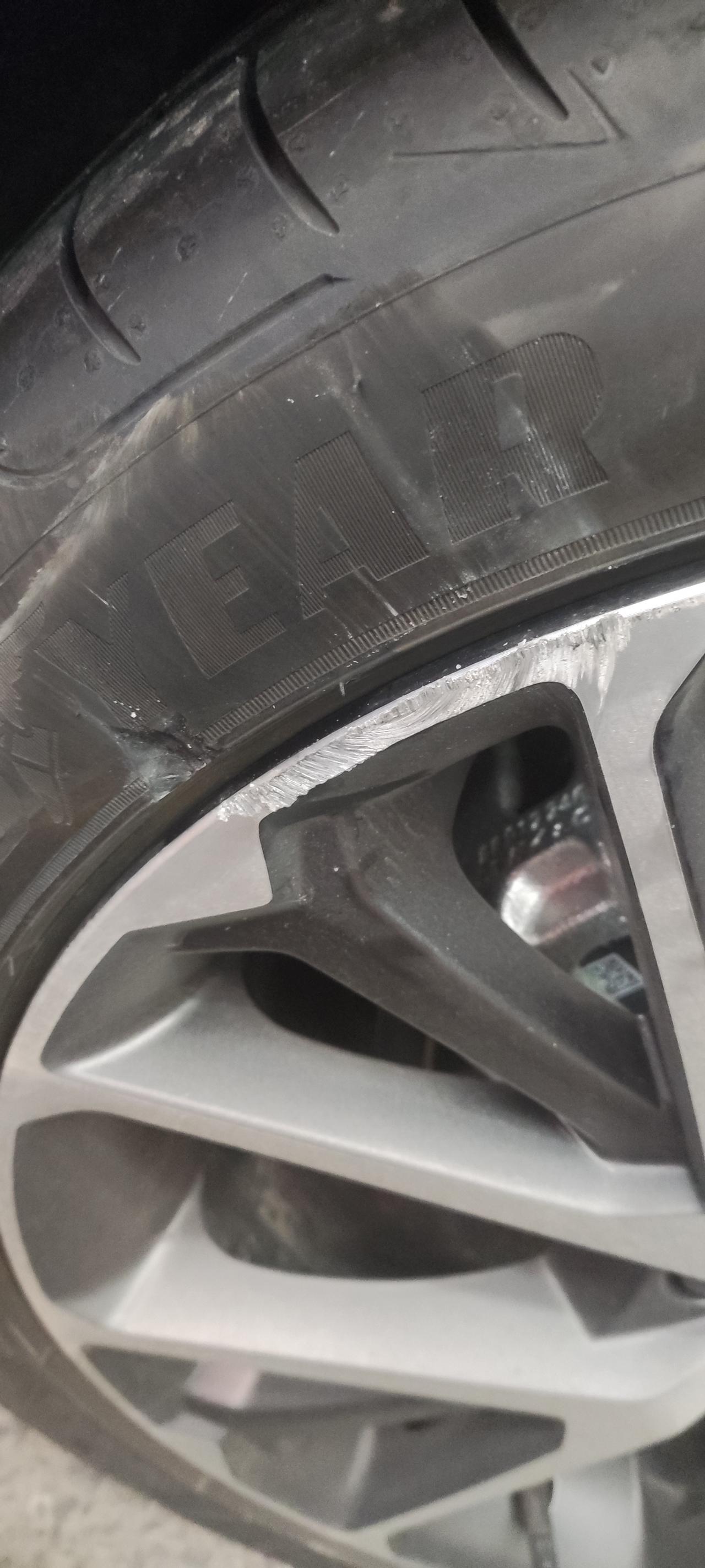领克03 尊贵的领克车主们，提车一个月，磕马路牙子上了，有轮胎需要更换么
