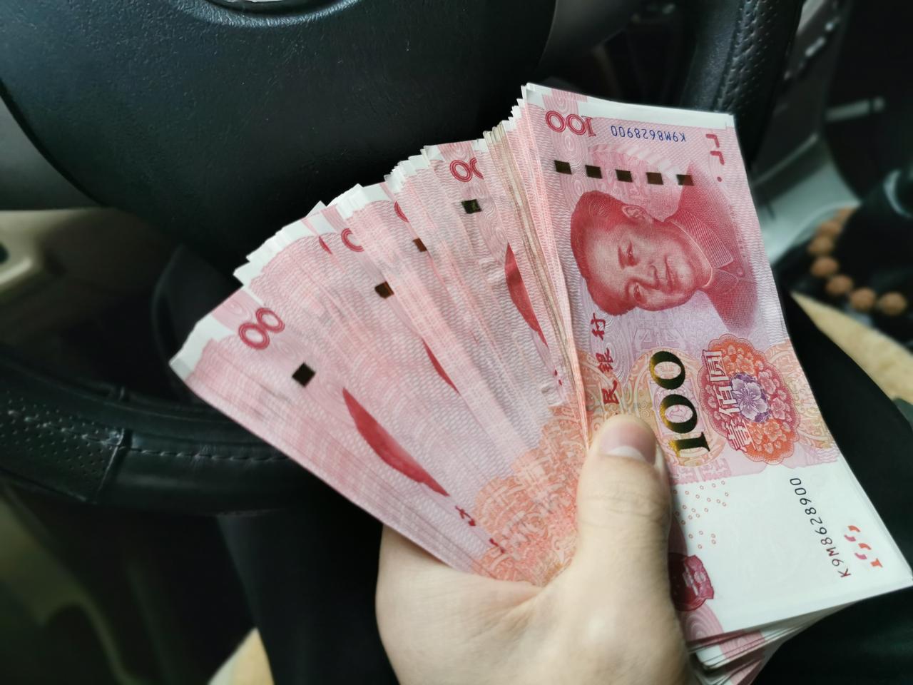 魏牌摩卡 今天去4儿子店看车了，喜欢那个紫白色内饰，但是销售说不耐脏，确实是的，有个拿铁展车是紫白内饰，座椅边上已经有灰