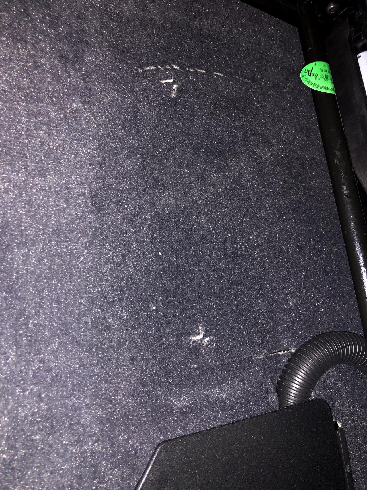奥迪Q5L 提车后装脚垫的时候才发现主驾下方地台是这样的，三面割开的，两边是破的，请问各位大哥，这这这是正常的吗？你们是