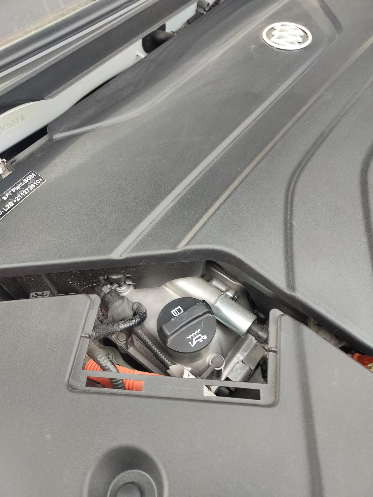 别克微蓝6 PHEV 别克P6机油盖为什么拧不开？只能很轻松的，左右转半圈。想拧开，我用老虎钳都拧不开。有哪个兄弟自己在