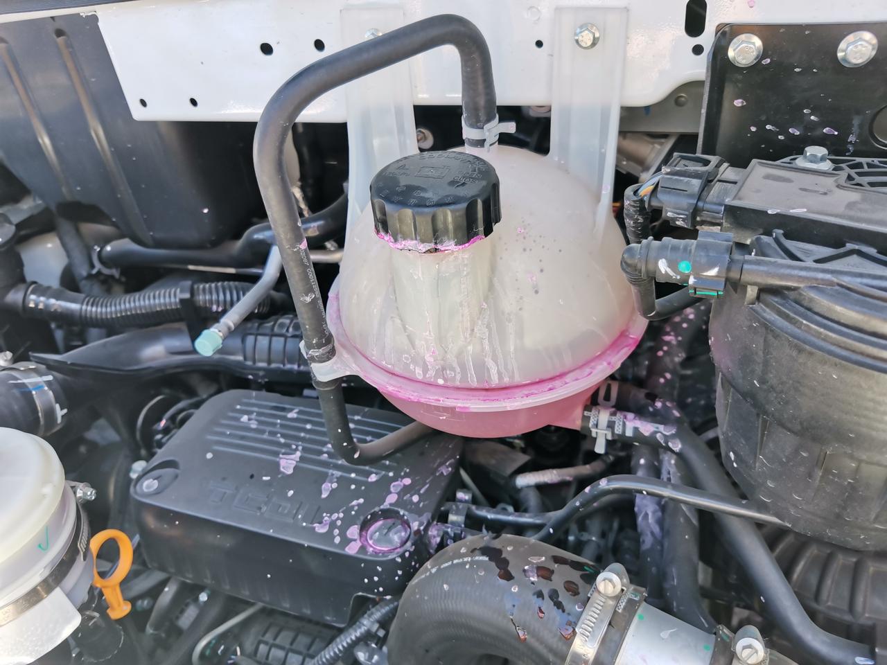 上汽大通MAXUS V80 大家好，我的是V80六座，自动挡，5月25提的车，一直到6月2日都没开，人在外地。今天6月3