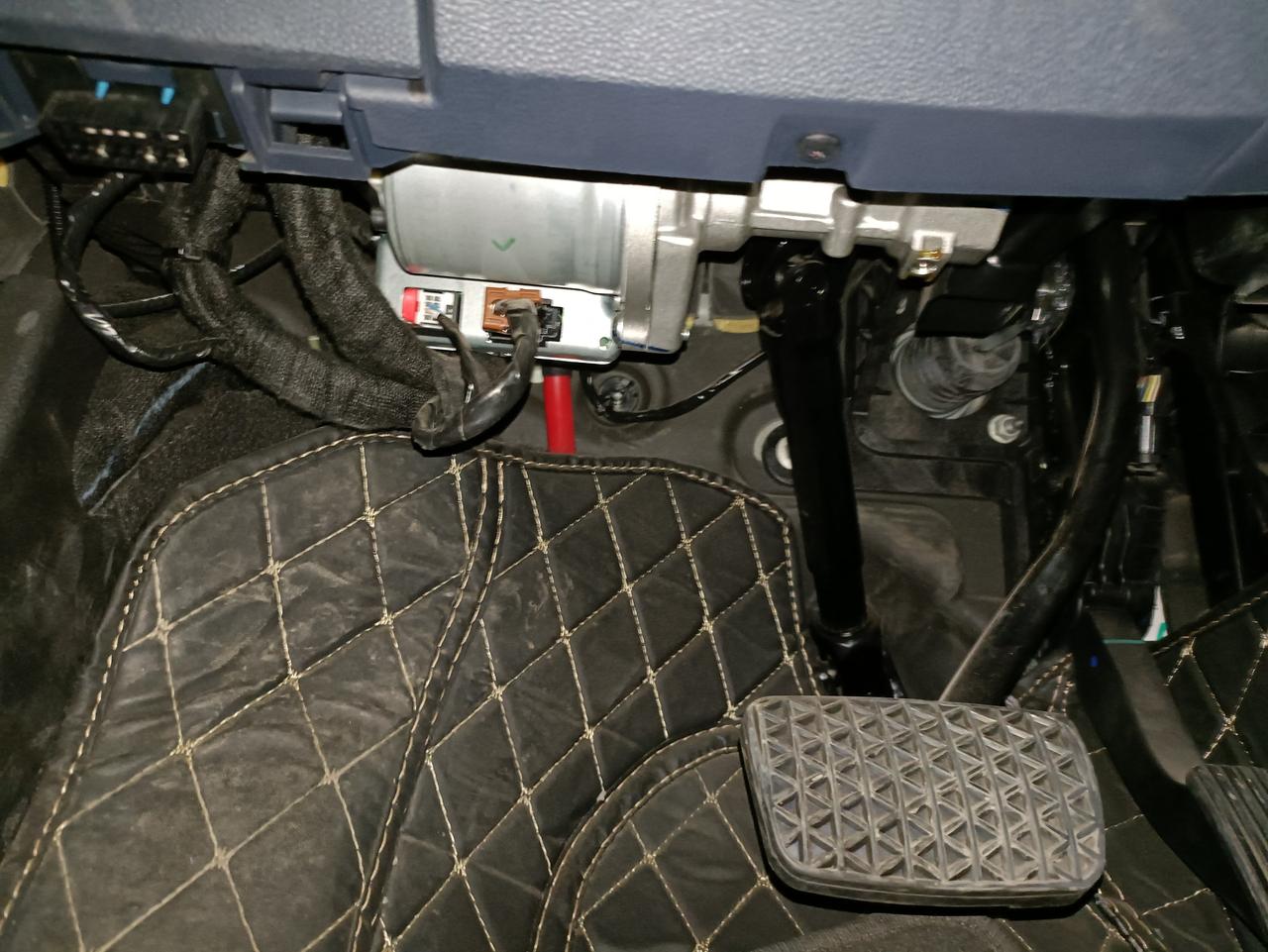 别克微蓝6 PHEV 请问你们的车主驾那里有静音板吗？我怎么感觉是是厂家忘记装了呢？正常车不是都有的吗？就是油门上方，需