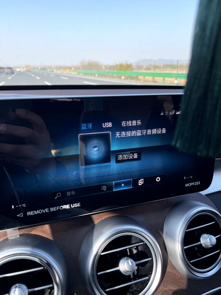 奔驰GLC 问题1.无线蓝牙会经常自己断开，但很快会自己连接。四s店没有解决方案！2.噪音大。特别在高速上。以为自己在开