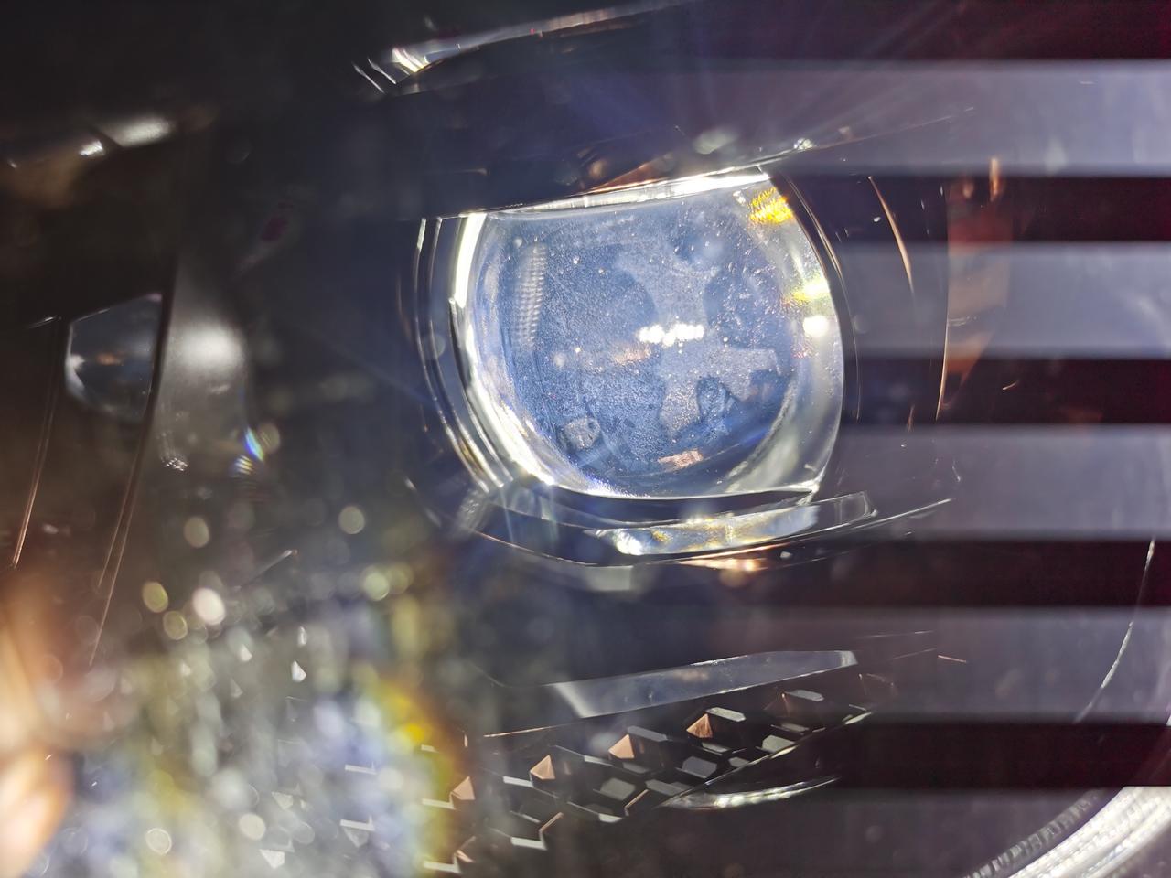 19款速腾1.4t，大灯的灯泡上面有类似水印情侣，请大神解答。现17000公里！