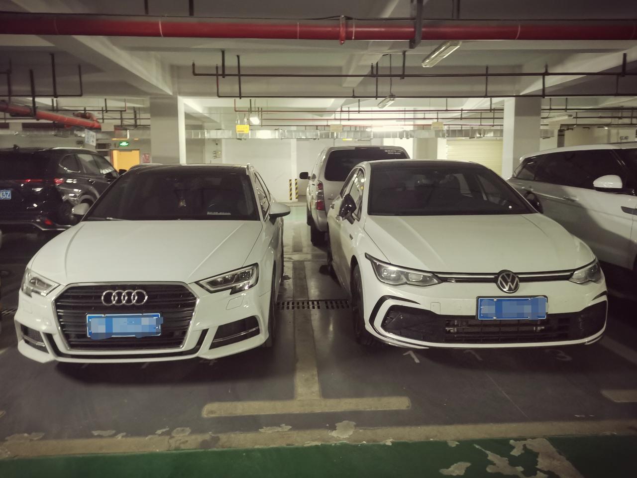 奥迪A3 这两台车都是两厢，二手同里程差不多价格，是你怎么选？