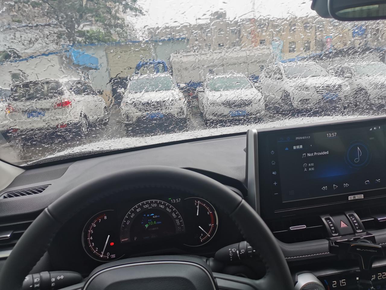 丰田RAV4荣放 踩油门的时候A柱附近有振动的嗡嗡声是咋回事，新车 开了一千多公里 。声音不大 但很烦