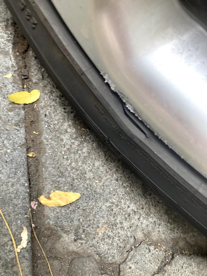 大众CC 想问一下大哥们 轮胎这里开裂了有影响吗？要不要换掉