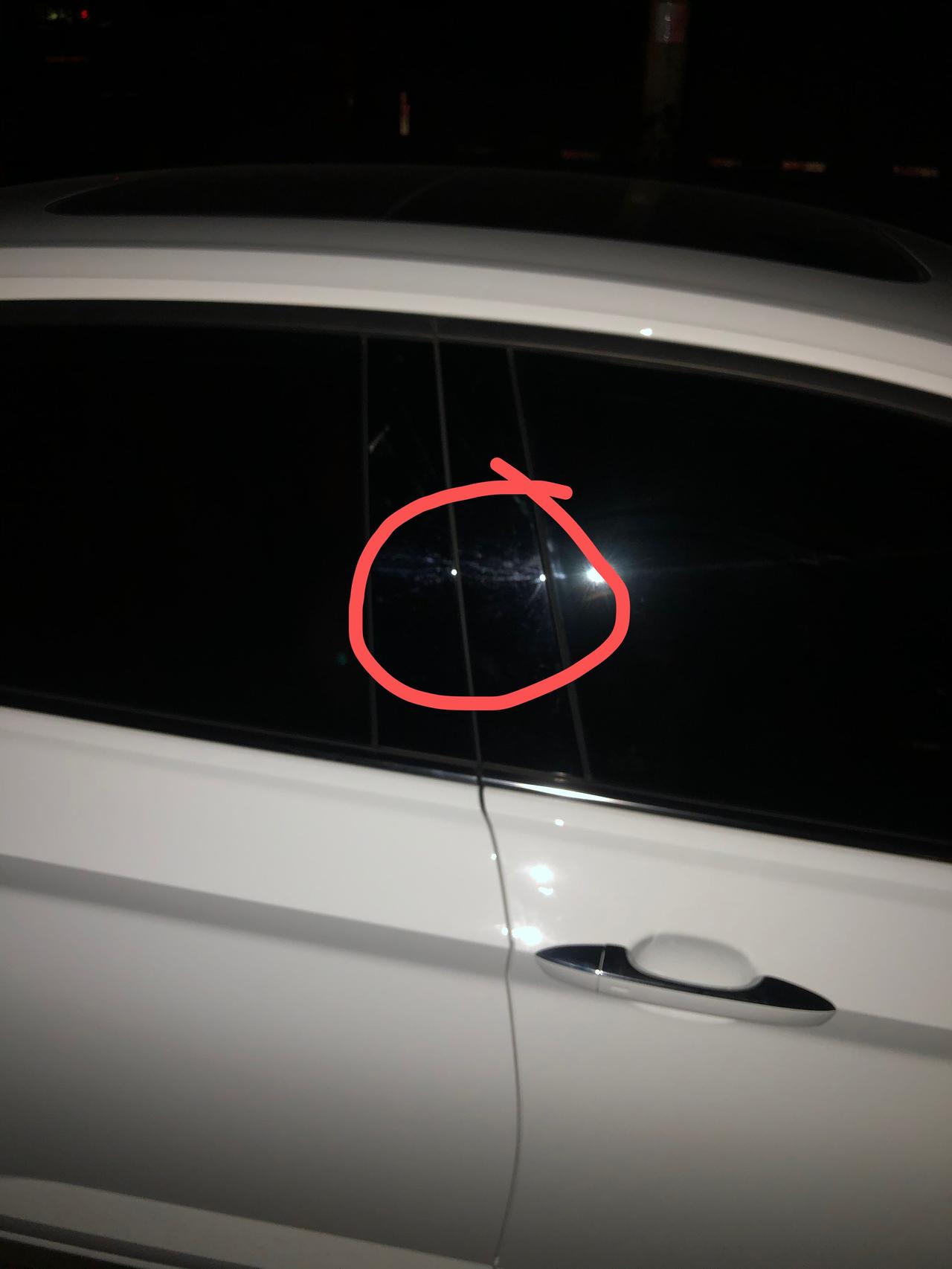 大众速腾 这个地方为什么那么容易刮伤啊，都没磕碰过；本来只有一条划痕的我用抹布擦了一下又多出一条划痕来，白天不仔细看都看
