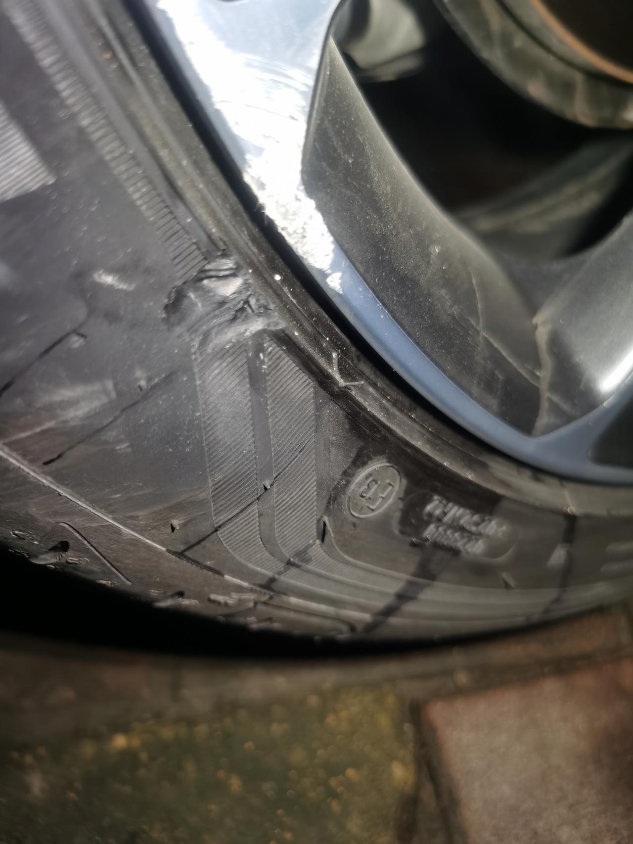 领克03 有没有大佬帮看看 轮胎蹭了层皮需不需要换呀