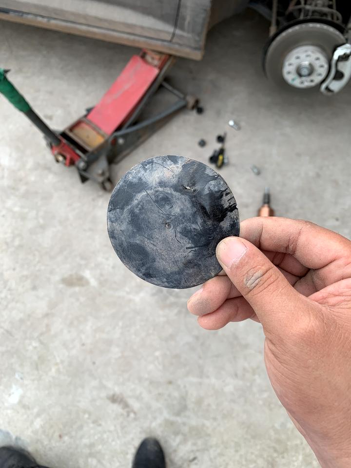 大众速腾 我问下这个前悬挂后面的那个小圆圈盖子叫什么名字，我的坏了想重新买一个