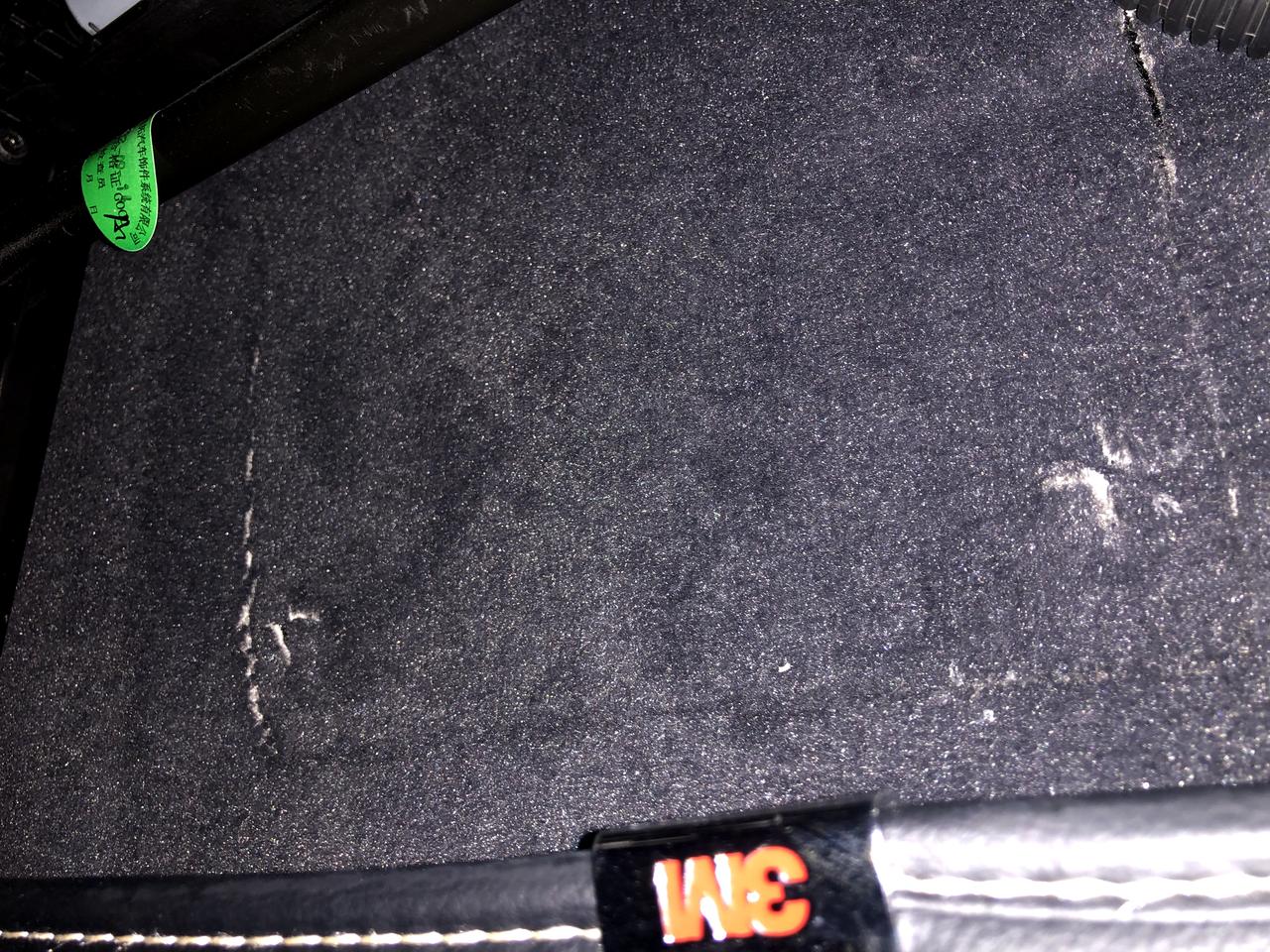 奥迪Q5L 提车后装脚垫的时候才发现主驾下方地台是这样的，三面割开的，两边是破的，请问各位大哥，这这这是正常的吗？你们是