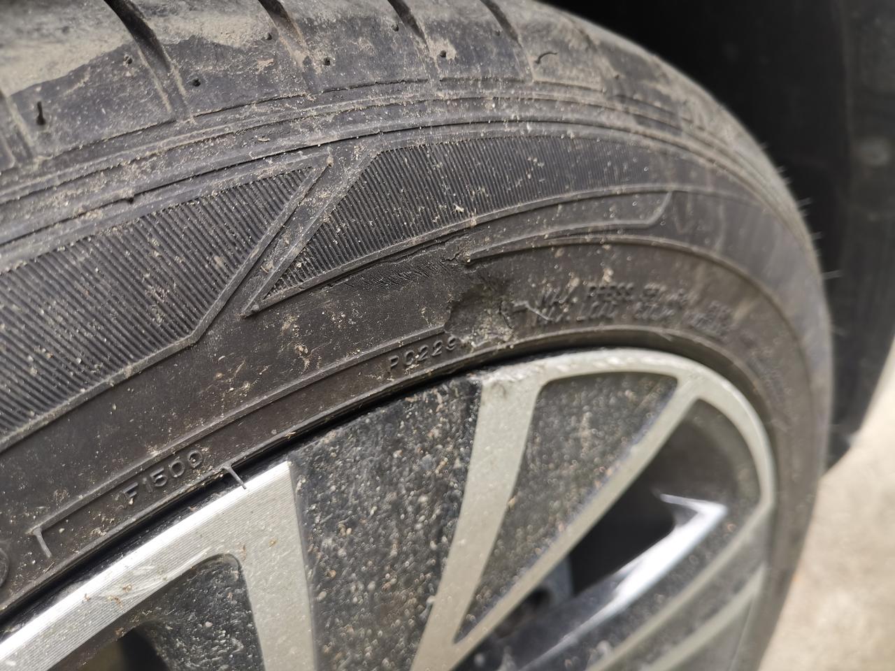 大众迈腾 前轮被马路牙子蹭掉块皮，这个需要更换轮胎吗  有没有影响啊。