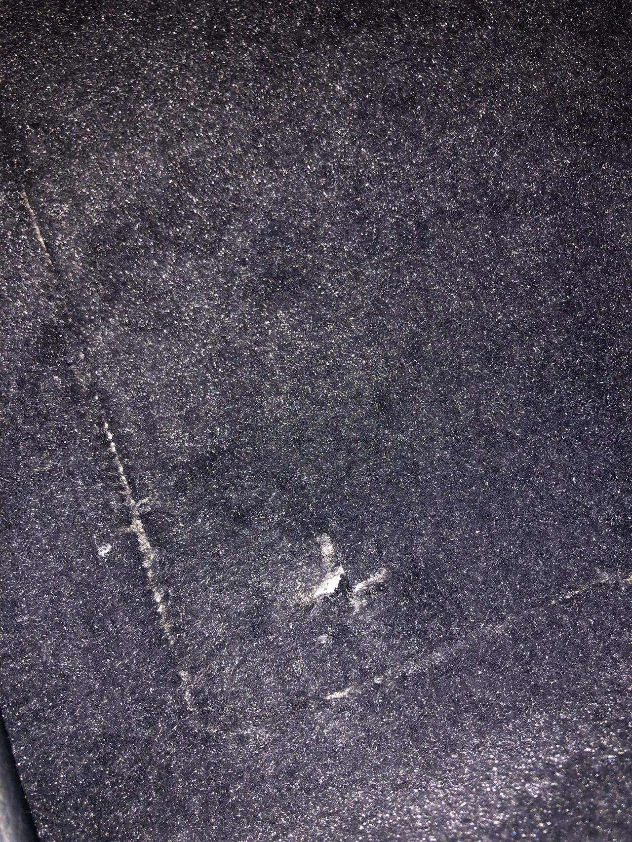 奥迪Q5L 提车后装脚垫的时候才发现主驾下方地台是这样的，三面割开的，两边是破的，请问各位大哥，这这这是正常的吗？你们是