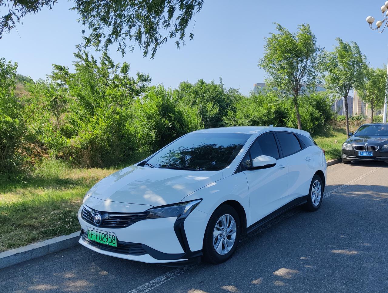 别克微蓝6 PHEV 车友们 你们车子挂好倒档以后，松刹车往后倒的时候有没有咯噔一下响或者边倒车边踩刹车的时候咯噔一下响