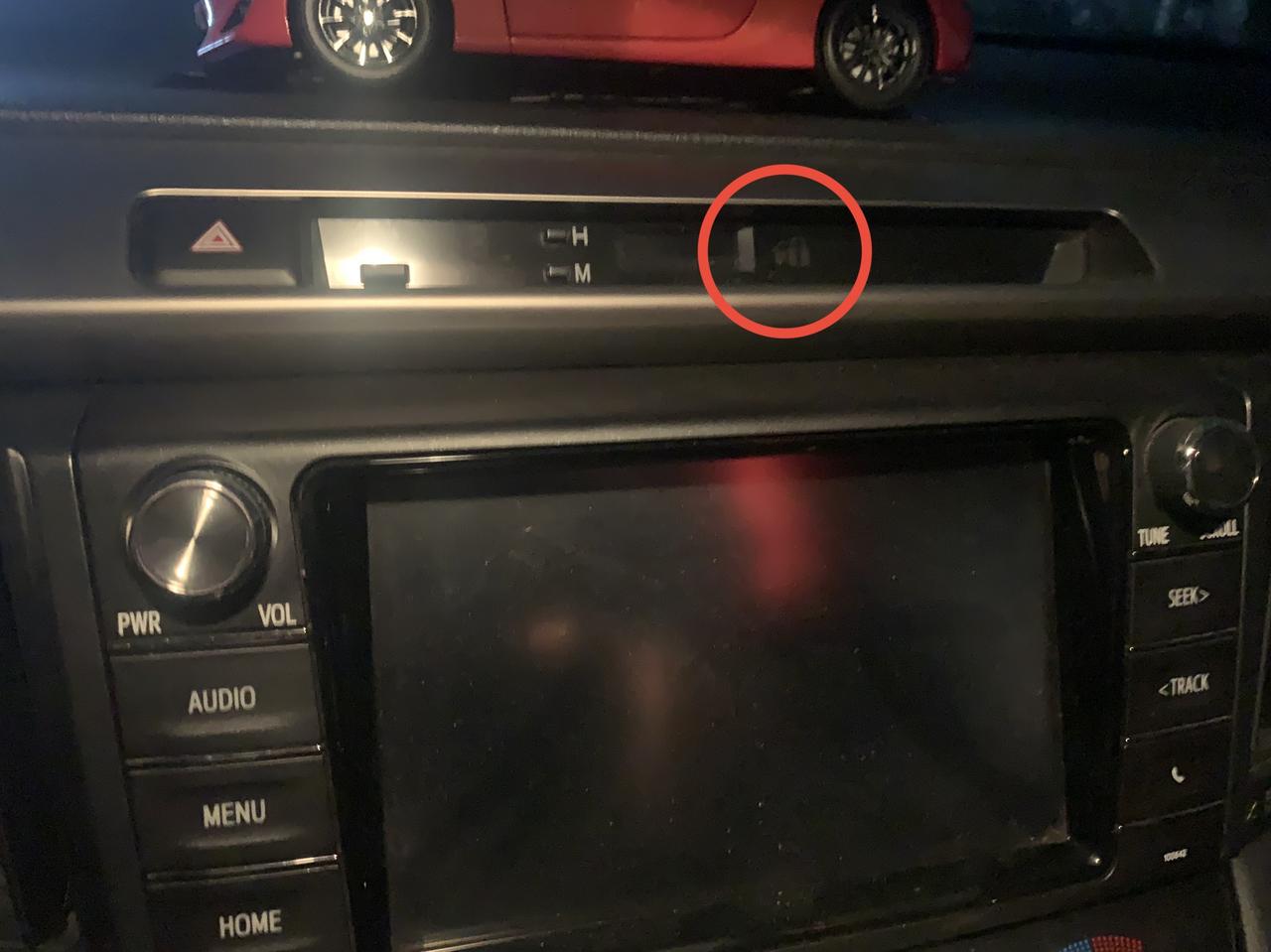 丰田RAV4荣放 14款荣放这个灯在一直闪是怎么回事，插上钥匙就不闪了，一拔掉钥匙就开始闪，车锁了也在闪，求懂的大佬指导