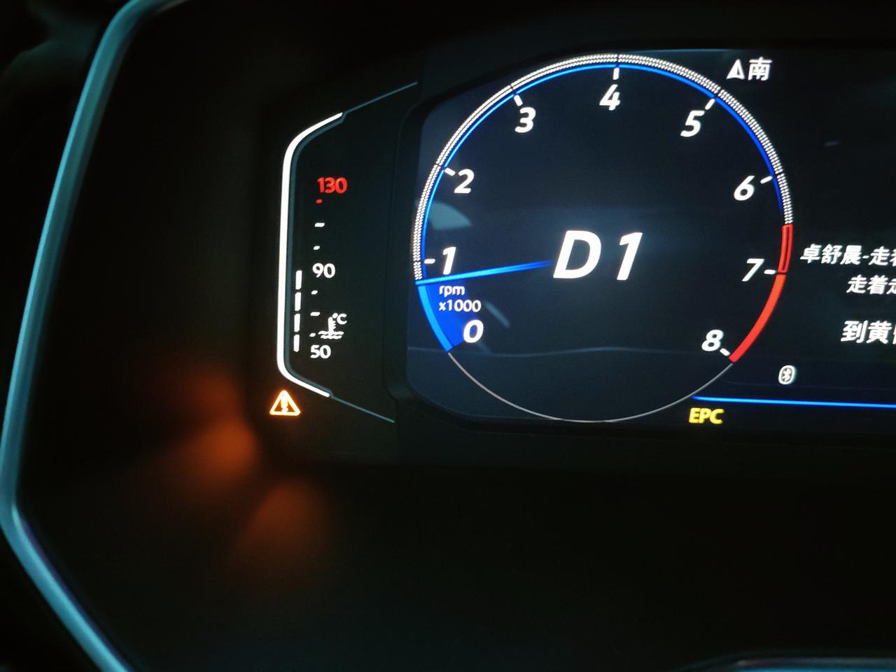 大众速腾 新车3000公里跑高速突然出现发动机故障和EPC故障灯，因为在高速上停车不方便，就跑了一段距离然后问销售，让我