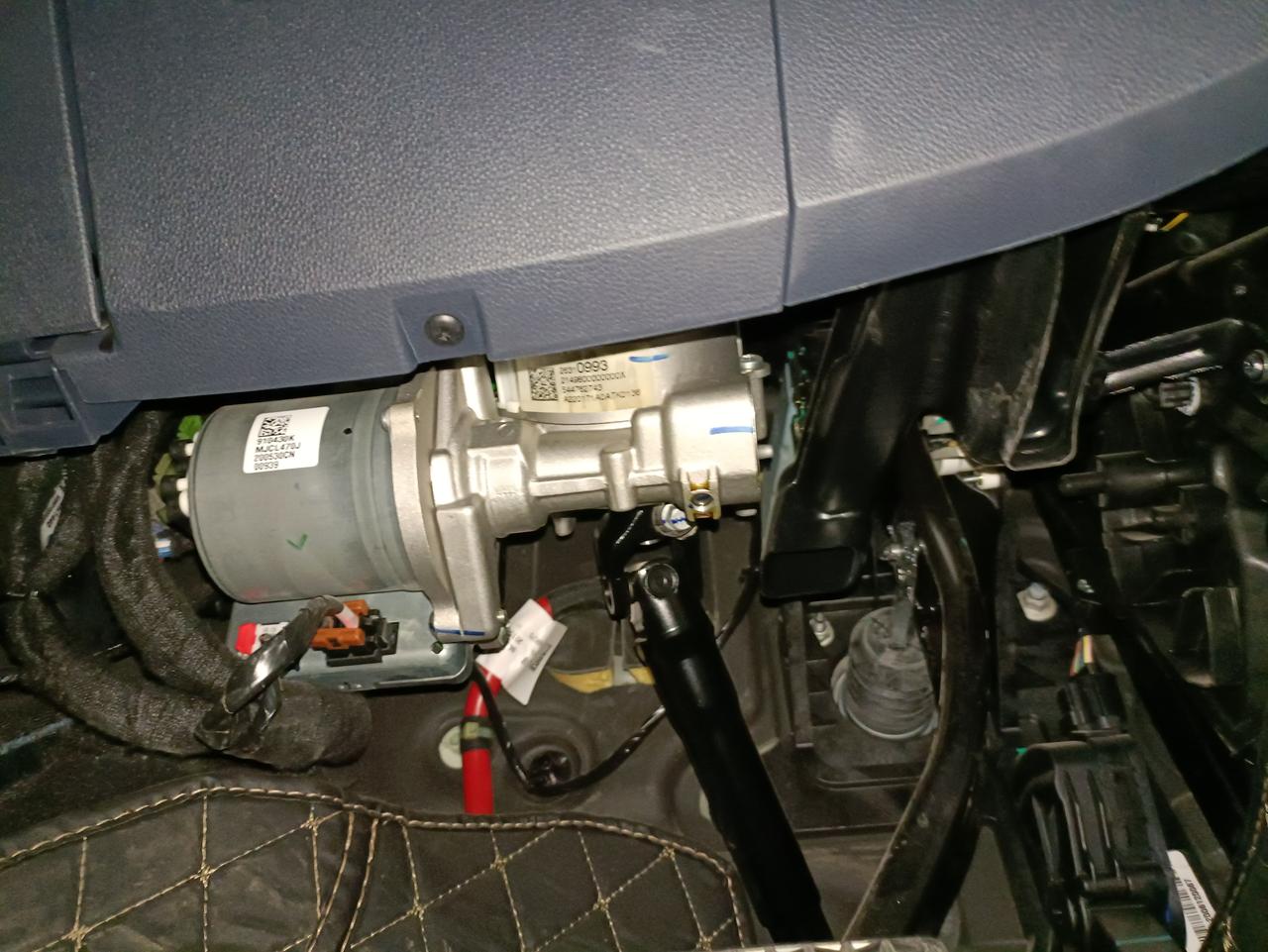 别克微蓝6 PHEV 请问你们的车主驾那里有静音板吗？我怎么感觉是是厂家忘记装了呢？正常车不是都有的吗？就是油门上方，需