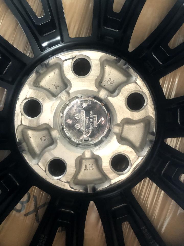 有人可以帮忙看一下亚洲龙18轮毂真伪吗～万分感谢！！！